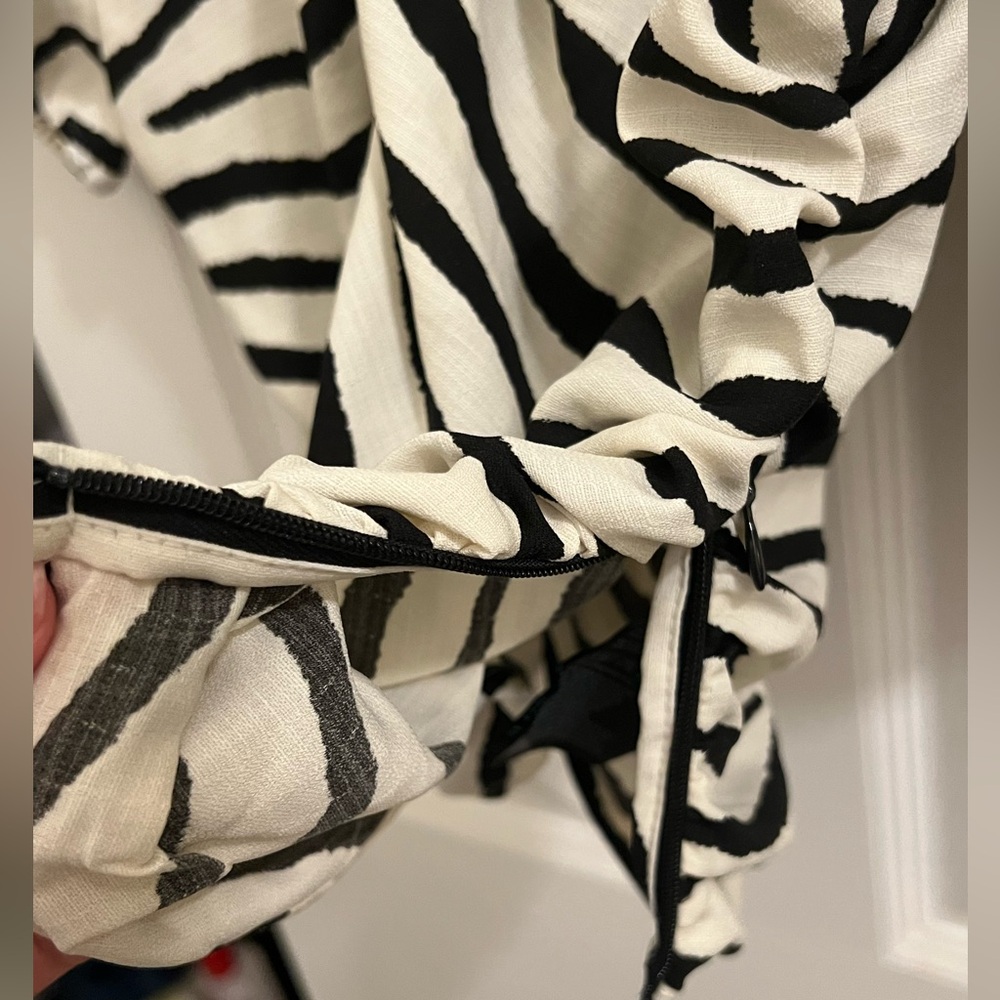H&M Zebra Print Cropped Blouse, Size Medium - Picture 7 of 8